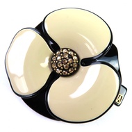 品相極佳的 ALEXANDRE DE PARIS 山茶花和水鑽裝飾髮夾，黑色和象牙色。附防塵袋。法國製造。