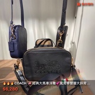 新品🔥🔥🔥COACH  🇱🇷🇱🇷💯F75818 經典大馬車浮雕💕寬背帶雙層拉鍊🌈全牛皮大斜背包/相機包黑色（長夾可放） 尺寸：24*16*8.5