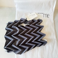 三宅ㄧ生ISSEY MIYAKE me 系列的灰色褶皺包