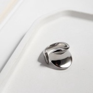 好奇的新生。白鋼戒指