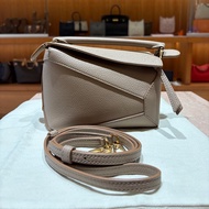 【幾何輪廓、輕巧百搭】LOEWE Puzzle Bag Mini｜經典奶茶灰色｜柔軟牛皮｜金色五金細節｜小巧實用卻充滿設計感