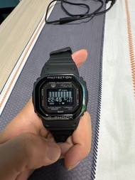 G shock Casio 智能手錶 小方塊 DW H5600 黑色鋼圈混合殼，包埋充電線。本身已有太陽能。