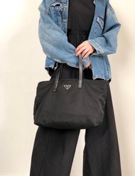 【VintageShop solo 日本直送中古包專賣店】PRADA 普拉達 托特包 黑色 三角 Logo 尼龍 復古 vintag