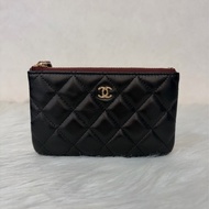 CHANEL A82365  O CASE 黑皮 金釦一字拉鍊零錢包 信用卡包