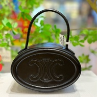 CELINE 賽琳 Cuir Triomphe OVAL 凱旋門大Logo浮雕橢圓形 光滑牛皮革 化妝包圓餅包手提包 女款 黑色。