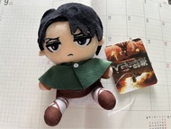 進擊的巨人 兵長里維坐姿公仔掛飾 levi 進巨 吊飾 keyring 