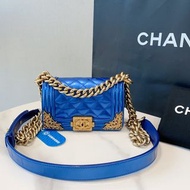 Chanel香奈兒 宮廷凡爾賽浮雕工藝mini leboy 漆皮電光藍雕花金扣 全球限量100只 成色非常好 有防塵袋 值得珍藏 現貨好價