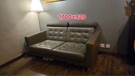 Sofa 二人梳發 深色皮革沙發