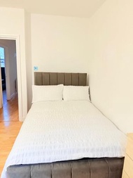 Spacious Room with Double and semi double bed, Shared bathroom,10 minutes to Aldgate East station, n