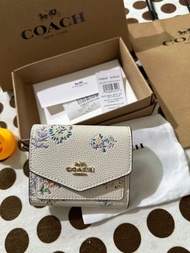 coach蒲公英三折皮夾奶油白刺繡款 三折設計+卡位（約6-8個）+鈔位+拉鍊零錢袋，，日常出門揣兜里都輕便