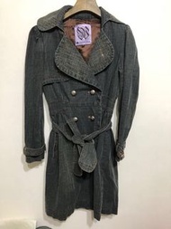 台灣知名設計師Isabelle Wen 溫慶珠牛仔風衣型外套歡迎小議價