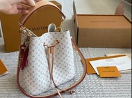 紫鑽🌟誠信商家🌟💜全新 LV louis vuitton neonoe BB牛皮抽繩水桶包 手提單肩包 女款 白色