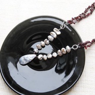 黑蕨紋白底歐泊與石榴石紅黑項鍊