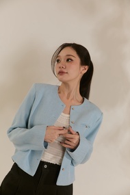 [ CHICAGO BLAZER ] ทรงคอกลม น่ารักมากก มาพร้อมกับผ้าทวิตเนื้อนุ่ม ใส่สบายมากๆเลยค่ะ ใส่คลุมได้ลุคจึ่