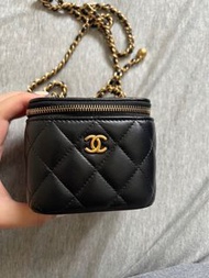 台灣購證✨CHANEL香奈兒核桃金球小盒子🖤 MINI VANITY CASE 化妝盒 化妝箱（羊皮黑金💖）