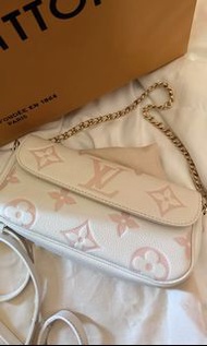 全新lv LOUIS VUITTON IVY Logo徽標可拆卸可調節肩帶 牛皮革 法棍包單肩斜挎錢袋 士多啤梨色 M83026