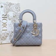 DIOR Lady戴妃包四格徽章肩帶灰色羊皮金扣2019肩背包