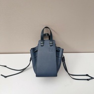 LOEWE 藍色牛皮hammock mini 手提包吊床包