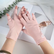 A pair of 2 anti-UV gloves when doing nails