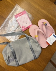 Taw&Toe Hello Kitty 聯名款粉色拖鞋 淺灰色沙灘圓桶should bag