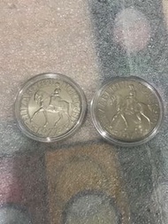 二個英女王紀念幣，售價250
