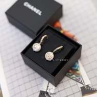 🔥週年減價優惠｜可用消費券🎉 Chanel Earrings AB8451 2022s 新款 淡金色 CC 珍珠耳環 針插款