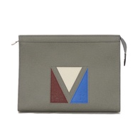 二手LOUIS VUITTONPochette Voyage MM 美洲杯 LV 標誌壓花灰色顏色手拿包，附卡套、RFID IC 晶片，未使用，Taiga Glacier 皮革，M59147。