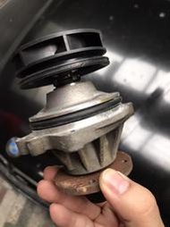 BMW 寶馬 E36 323 M52引擎 水泵浦 換引擎拆下良品