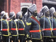 香港明信片-1909年英屬香港警察印藉及歐藉警員在中環中央警署(大館)列隊受檢閱情景明信片