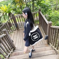 Chanel 黑白毛巾沙灘托特包 採用柔軟毛巾布，黑白配色+經典雙C Logo 37*39*20 99新配件塵袋