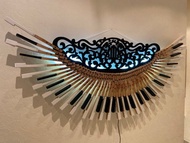 由舊鋼琴鍵和復制施坦威三角鋼琴樂譜架製成的天使之翼