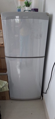 三菱雪櫃 + 德國寶熱水爐 + 日立洗衣機+1匹窗口冷氣机+櫃+床+枱，