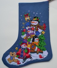 ถุงเท้าคริสต์มาส (Christmas Stocking) ตกแต่งด้วยงานปักครอสติสลวดลายในบรรยากาศฤดูหนาวต้อนรับเทศกาล คร
