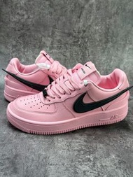 💥現貨💥甜酷炸街粉黑撞色聯名休閒板鞋 AMBUSH x Nike Air Force 1 Low | 男女同款 | 優質皮革鞋面 | Air氣墊緩震 | 獨特外凸大勾設計|