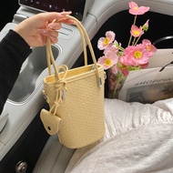2025 New Pure Color Woven Pattern Handbag for Women Niche Fashion Bucket Bag Casual Retro Simple Sho