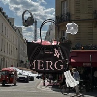 กระเป๋าผ้าสะพายข้างรุ่นเฉพาะของแบรนด์ Merge ดีไซเนอร์ไทย รุ่น abina แบบเดียวกับที่สนามบิน Orm