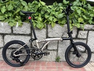 鈦黑色 ( 最新款 NEO 20吋 40T飛輪 ) JAVA NEO 9速 桶軸油剎 20吋 406 鋁合金折叠車  ( 三折叠小布 國布 ) 送前後蛙燈叮叮