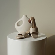 SERENA : รองเท้าส้นไม้ สูง 1.5 นิ้ว (Lucille Studio)