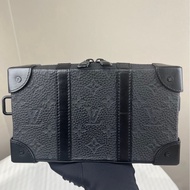 98新路易威登/Louis Vuitton Soft Trunk 黑武士 壓紋 lv男士斜挎包