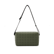 BAOBAO ISSEY MIYAKE Kuro Saddle Series โต๊ะเคลือบ กระเป๋ากล้องมีซิปปิดกระเป๋าสะพายไหล่ Messenger Uni