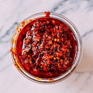 Crunchy Garlic Chili Oil With Anchovies Sambal Rangup dgn Ikan Bilis dalam minyak (120gram) Halal