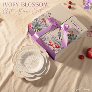 Violet Flamingo จานเซรามิคทรงดอกไม้สีขาวนวล รุ่น Ivory Blossom จานสีขาวลายกลีบดอกไม้ เข้าไมโครเวฟได้