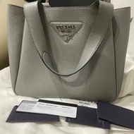 正品prada 皮革灰色菜籃包（中款）