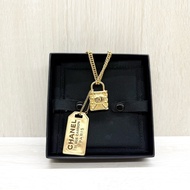CHANEL 內鑲白鑽金色鎖頭垂墜LOGO吊牌項鍊