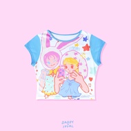 DADDY | Bestie Snap Crop Top เสื้อครอปท็อปผ้ายืดพิมพ์ลายด้านหน้า แต่งแขนด้วยผ้ายืดสีฟ้า ทรง baby tee