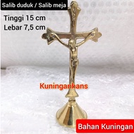 salib patung yesus / salib duduk kuningan / salib katolik / salib meja