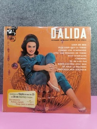 LP แผ่นเสียง Dalida   เป็นนักร้องชื่อดังของฝรั่งเศสเพลงเพราะ  10นิ้ว   Eu New