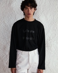 (Leisure Projects) LEISURE LOGO TEE เสื้อเเขนยาว ผ้าทอลายสลาฟ มี texture การทอน่าสนใจ พิมพ์โลโก้ Lei