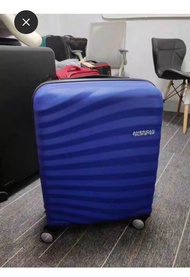 American Tourister 20 吋旅行箱
