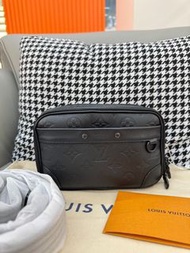 💯new LV Alpha  男款郵差包 斜孭袋 黑色壓紋牛皮